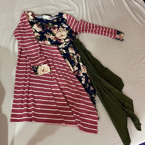 Cute mixed-media assymetrical hem top!! - Picture 4 of 5